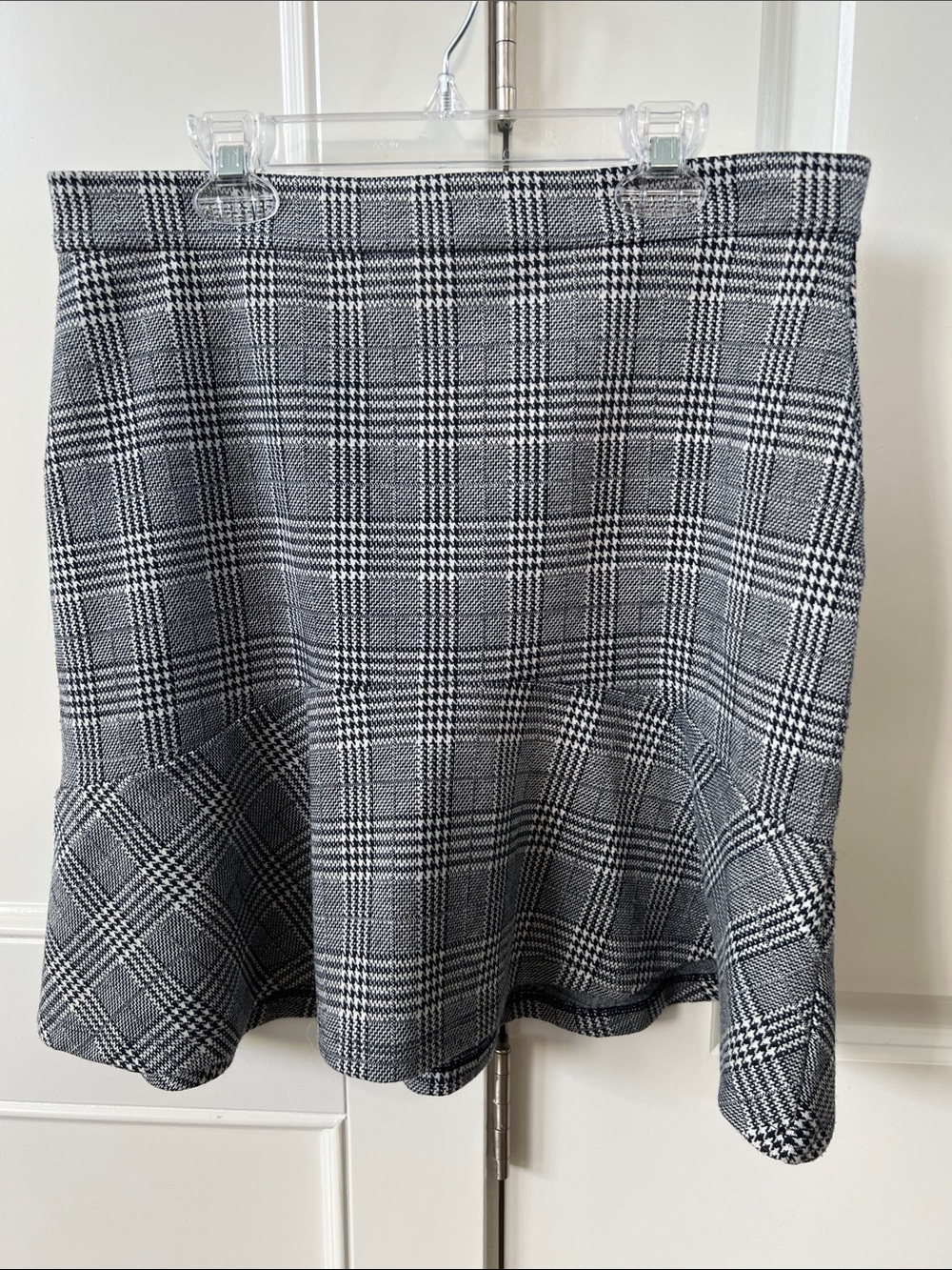 Banana Republic plaid skirt size 8 - Black & White